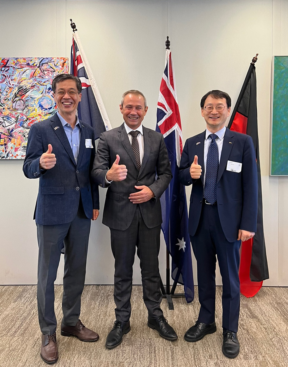 ▲김용수 포스코 구매투자본부장이 로저 쿡 서호주 부수상과 만나 HBI 프로젝트에 대한 협력과 지원을 요청했다. (왼쪽부터) 포스코 서지원 원료1실장, 로저 쿡 서호주 부수상, 김용수 포스코 구매투자본부장 (사진제공=포스코)