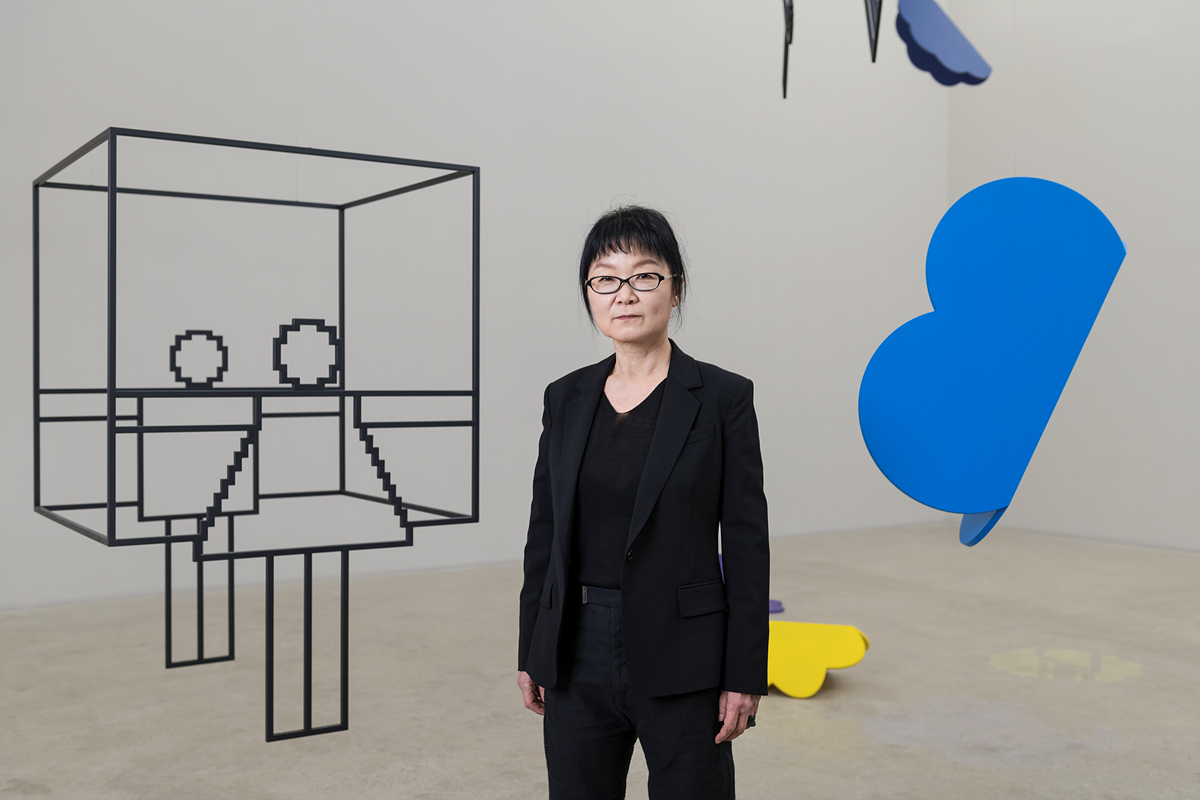 ▲서울 종로 국제갤러리 K3관에 전시된 설치미술을 배경으로 선 홍승혜 작가 (국제갤러리, 안천호)