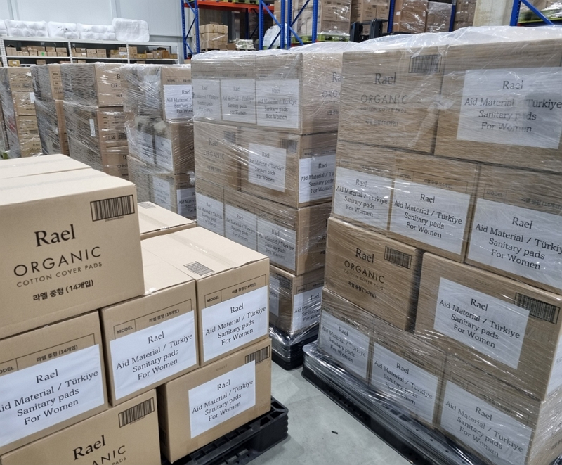 ▲라엘, 튀르키예 지진 피해 이재민 위해 생리대 1만 팩 기부 (사진제공=라엘)