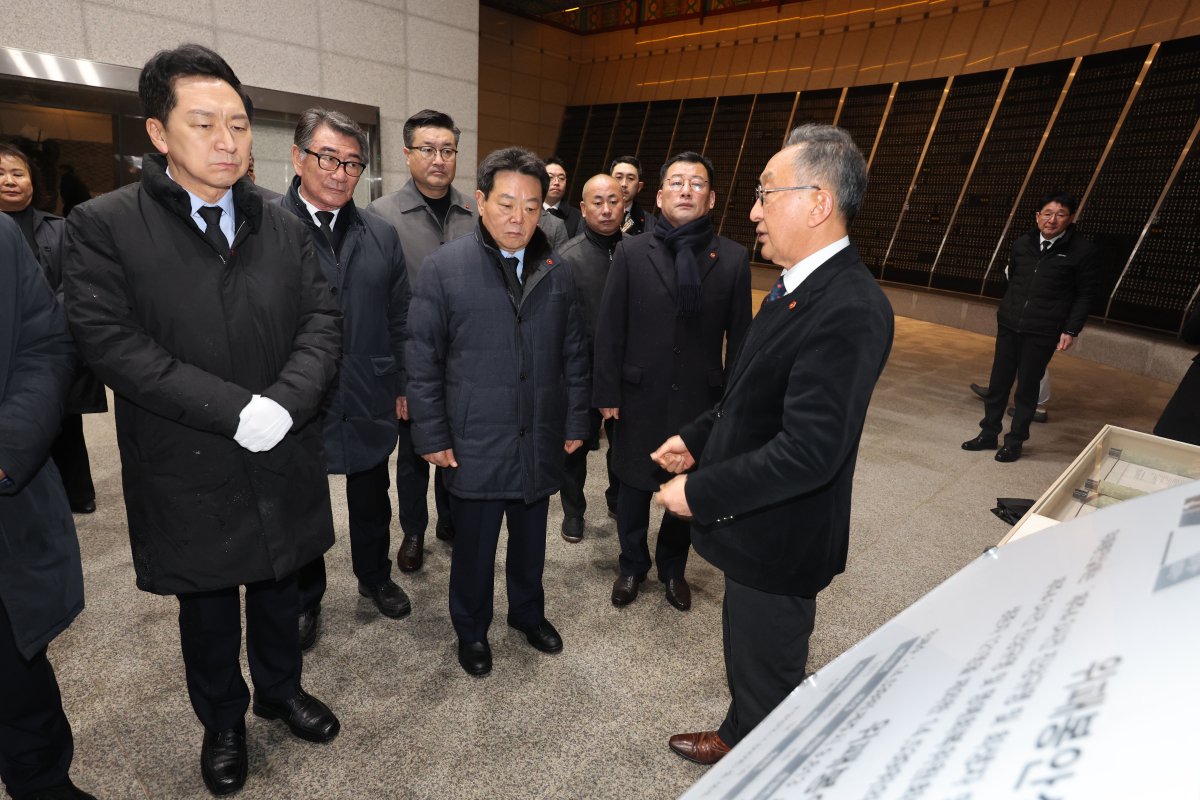 ▲국민의힘 김기현 당대표 후보가 13일 오전 제주시 봉개동 4·3평화공원 위패봉안실을 찾아 참배한 뒤 고희범 4·3평화재단 이사장으로부터 현황 설명을 듣고 있다. (제주=연합뉴스)