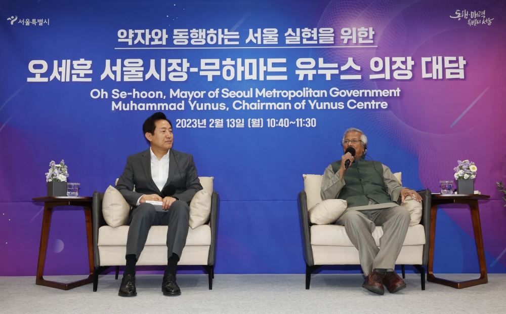 ▲오세훈 서울시장과 무함마드 유누스 유누스재단 의장이 13일 서울시청에서 ‘약자와의 동행’을 주제로 서울시 비전을 논의하는 대담을 갖고 있다. 신태현 기자 holjjak@ (이투데이DB)