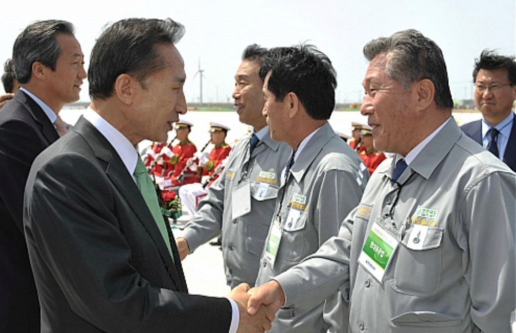 ▲이명박 대통령이 2008년 5월 7일 전라북도 군산시 현대조선소에서 열린 현대중공업 군산조선소 기공식에 참석해 현대중공업 김광명 사장 및 임직원들과 인사를 나누고 있다.  (뉴시스)