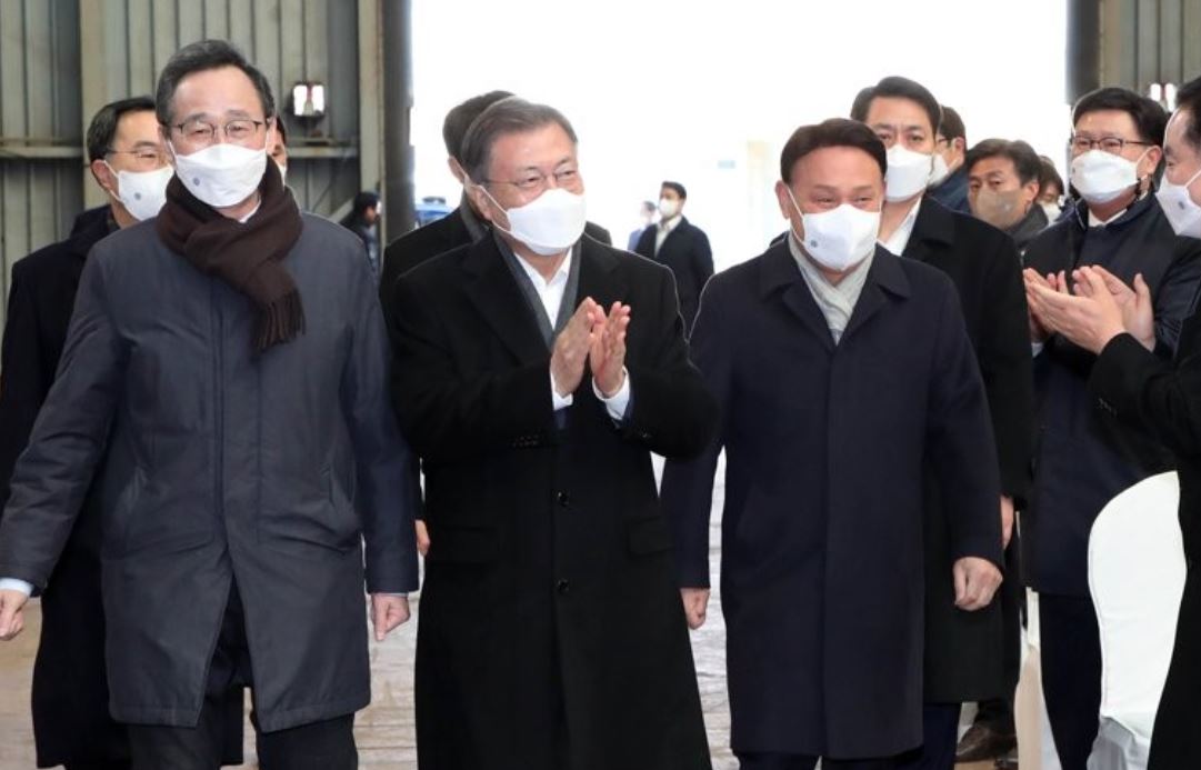 ▲문재인 대통령이 지난해 2월 24일 전북 군산시 현대중공업 군산조선소에서 열린 군산조선소 재가동 협약식에 참석하고 있다.  (연합뉴스)