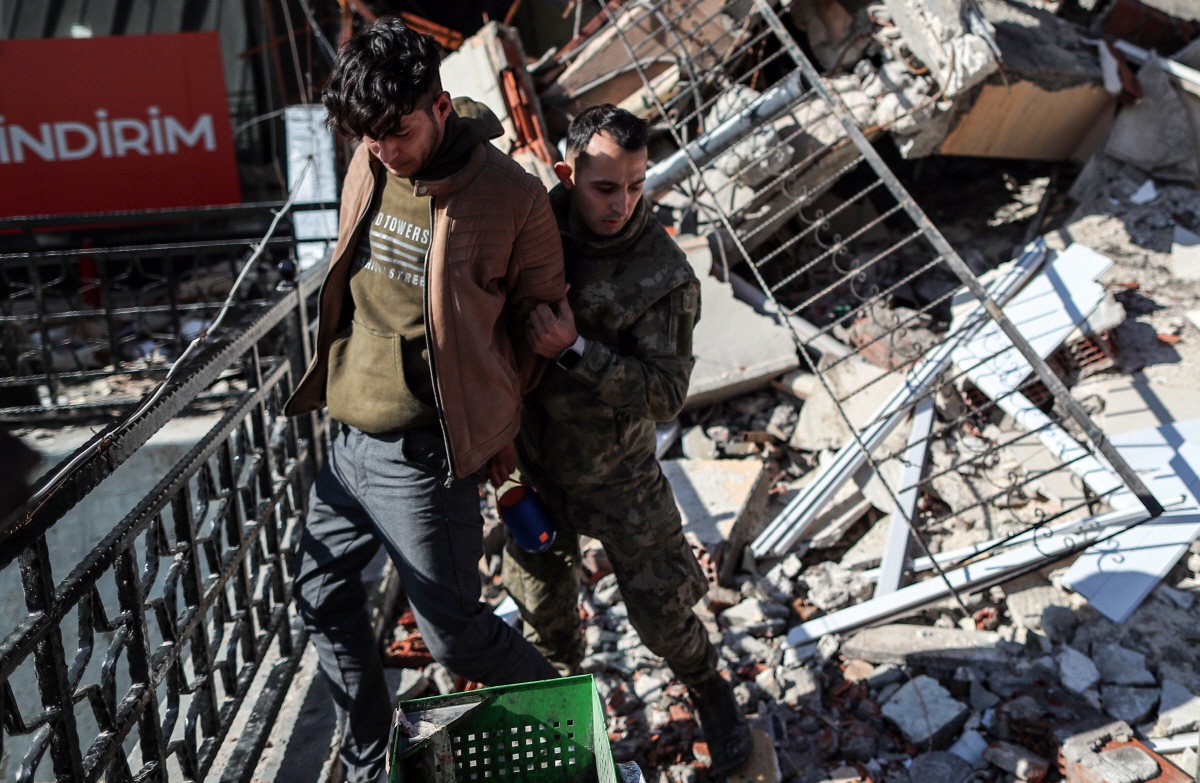 ▲튀르키예 하타이주에서 8일(현지시간) 약탈 용의자가 체포되고 있다. 하타이(튀르키예)/EPA연합뉴스