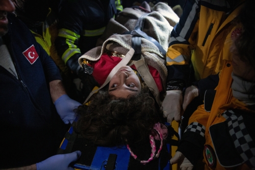 ▲튀르키예 하타이에서 구조대원들이 12일(현지시간) 11살 아이를 구조하고 있다. 하타이/EPA연합뉴스 
