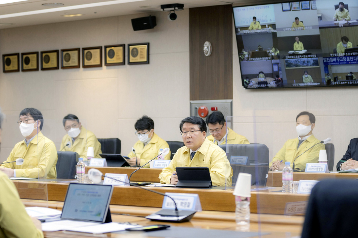▲이승우 한국남부발전 사장(가운데)이 13일 전사 발전시설 및 신규 건설현장 등을 대상으로 긴급 안전점검 회의를 주재하고 있다. (사진제공=한국남부발전)