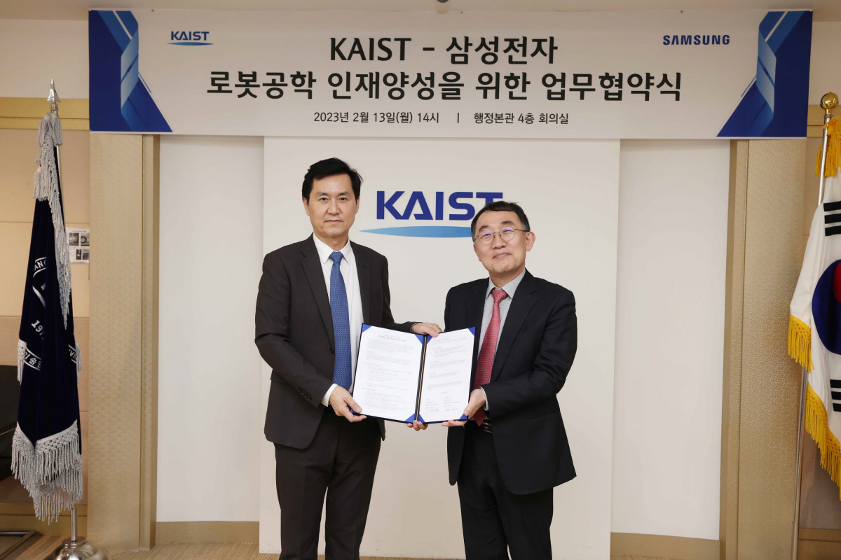 ▲삼성전자 DX부문 CTO 전경훈 사장(왼쪽)과 이승섭 KAIST 교학부총장이 13일 대전 KAIST 본원에서 '삼성전자 로보틱스 인재양성 프로그램' 신설 협약을 체결한 후 기념 촬영하고 있다. (사진제공=삼성전자)