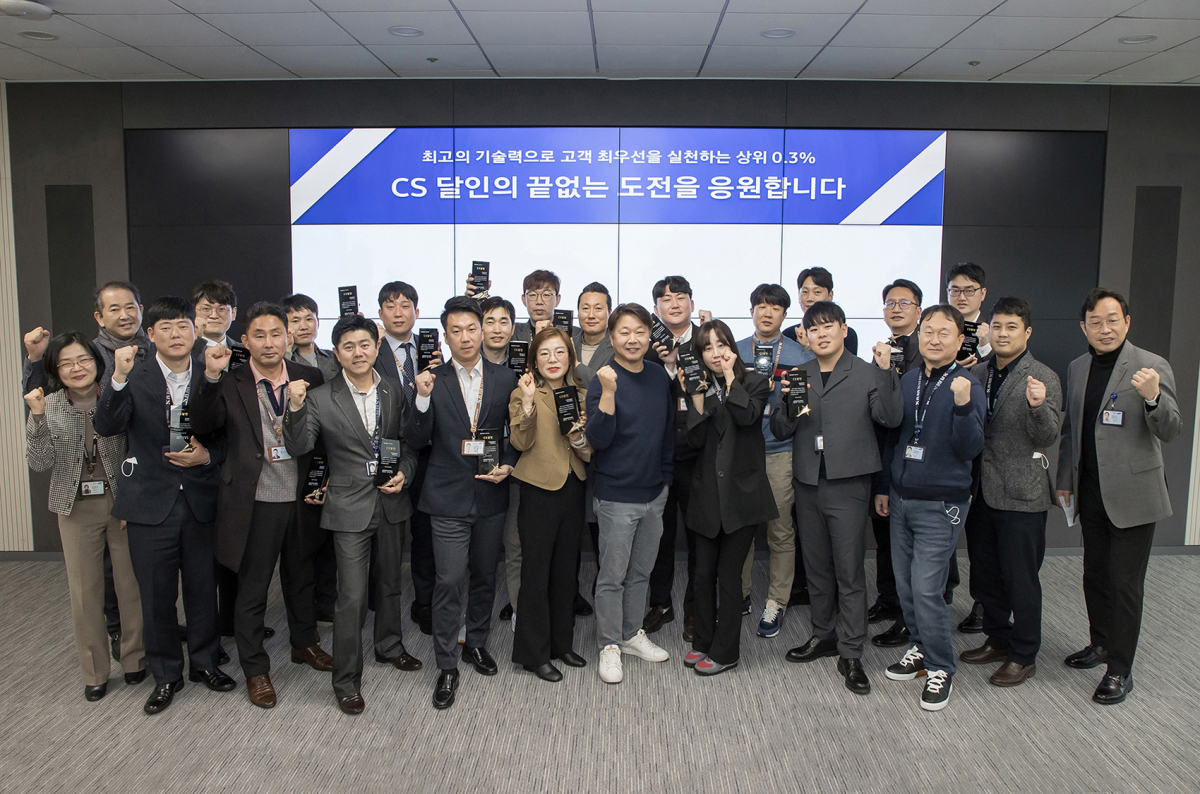 ▲삼성전자서비스 대표이사 송봉섭 부사장(첫번째 줄 왼쪽에서 7번째)과 CS 달인 수상자들이 기념촬영을 하고 있다.  (제공=삼성전자서비스)