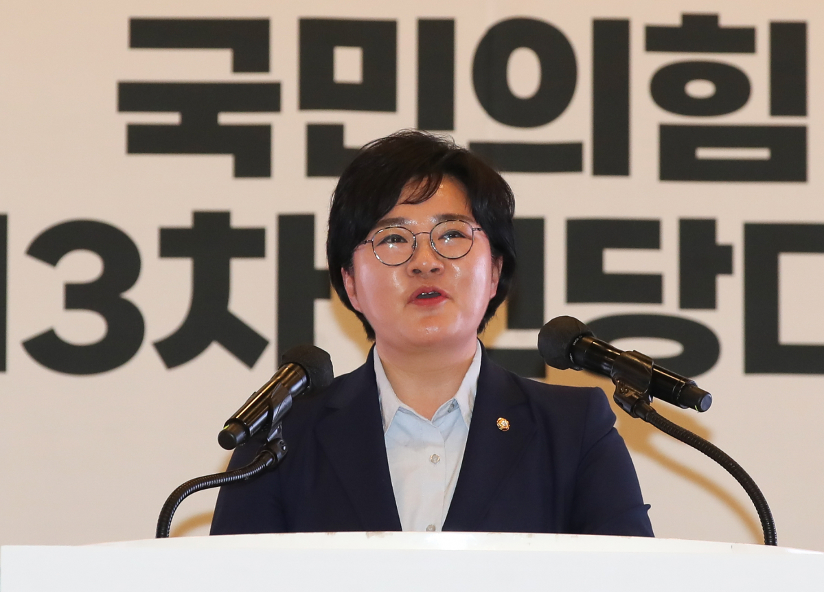 ▲[제주=뉴시스] 우장호 기자 = 조수진 국민의힘 최고위원 후보가 13일 오후 제주시 퍼시픽호텔에서 열린 '제3차 전당대회 제주 합동연설회'에서 정견 발표를 하고 있다. 2023.02.13. woo1223@newsis.com