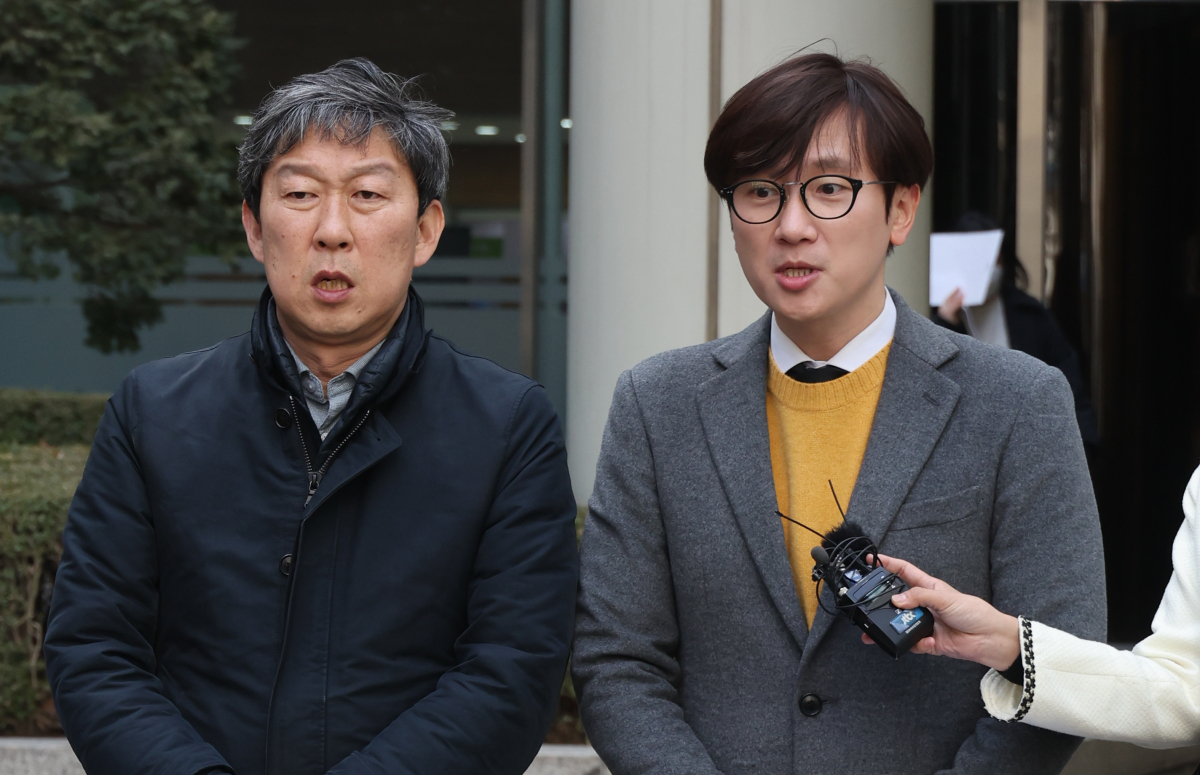 ▲강제동원 소송 대리인단과 지원단체인 임재성 변호사와 김영환 민족문제연구소 대외협력실장이 14일 서울중앙지법에서 '강제동원 피해 배상' 일본 니시마츠 건설 상대 손배소 1심 선고에 대해 기자들에게 설명하고 있다. (연합뉴스)