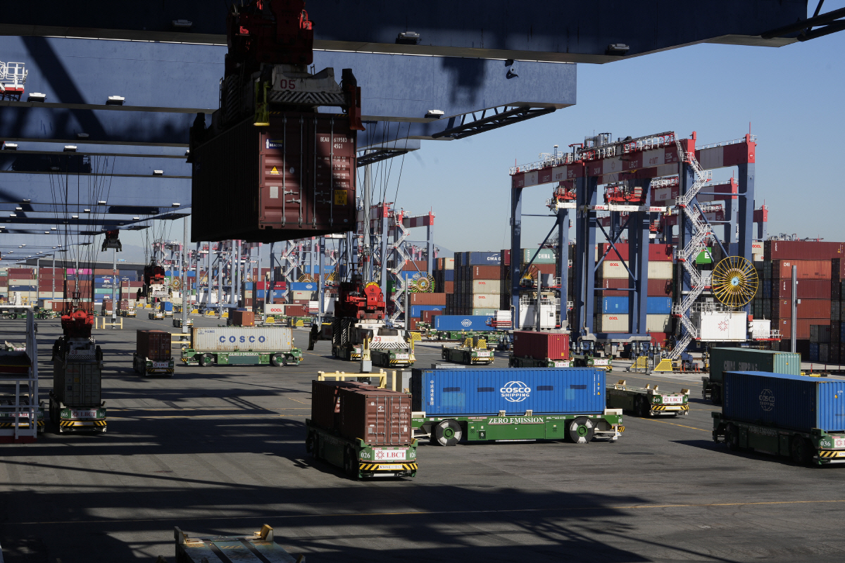 ▲미국 롱비치 항구에서 9일 컨테이너들이 이동하고 있다. 롱비치(미국)/AP뉴시스
