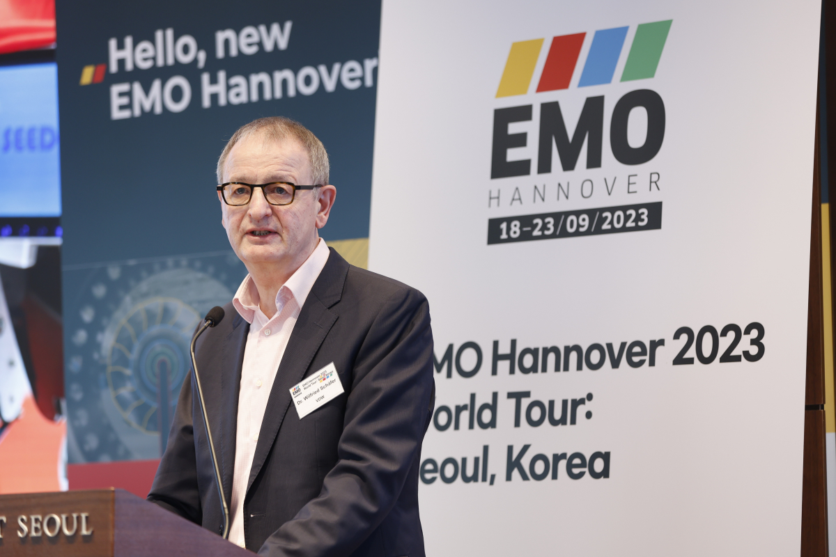 ▲빌프리트 쉐퍼 독일 공작기계협회 상임이사가 14일 서울 강남구 파크 하얏트 호텔에서 열린 기자간담회에서 '하노버 공작기계 박람회'에 대해 설명하고 있다. (사진제공=EMO)