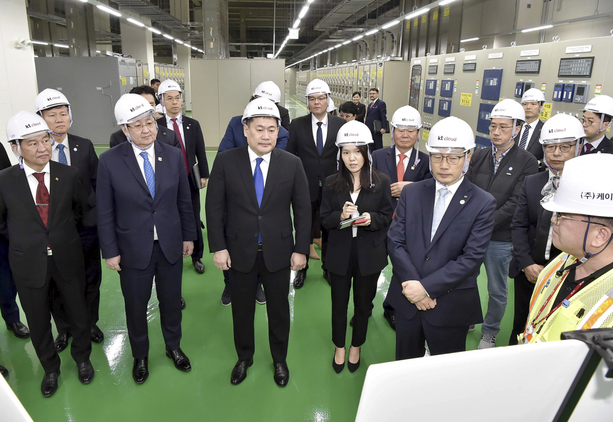 ▲구현모 KT 대표(앞줄 오른쪽 첫번째)를 비롯한 몽골 주요 인사들이 KT 용산IDC를 견학하고 있다. (사진제공=KT)