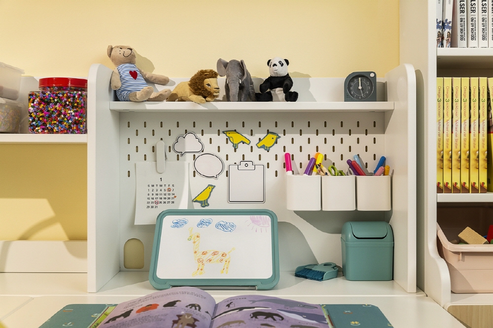 ▲책상패드, 북홀더, 청소도구세트 등으로 구성된 뵌쉬르사 시리즈. (사진제공=이케아)