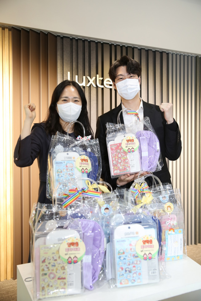 ▲동국제강 임직원이 초등학교 입학 예정 임직원 자녀에게 전달할 선물과 기념사진을 촬영하는 모습. (사진제공=동국제강)