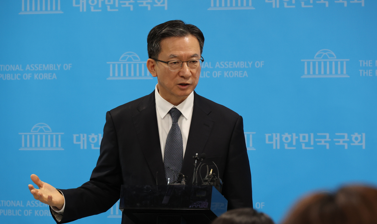 ▲정성호 더불어민주당 의원이 14일 오전 서울 여의도 국회 소통관에서 구치소에 수감된 정진상 전 민주당 대표실 정무조정실장, 김용 전 민주연구원 부원장 면회 당시 발언과 관련해 기자회견을 한 뒤 취재진의 질문에 답하고 있다.  (국회사진기자단)