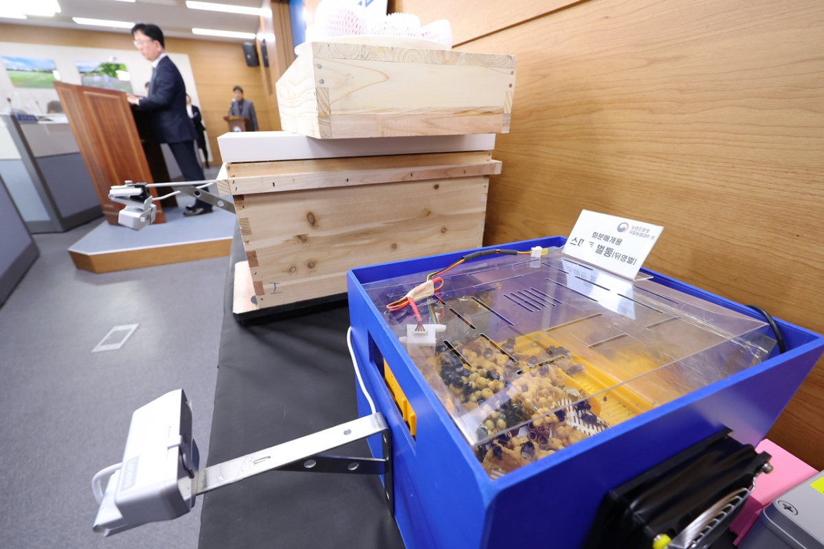 ▲이승돈 농촌진흥청 국립농업과학원장이 15일 세종시 정부세종청사에서 화분매개벌을 효과적으로 관리하고 이용할 수 있는 '화분매개용 스마트벌통' 개발과 관련해 브리핑하고 있다.  (연합뉴스)