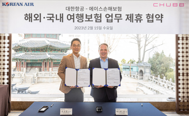 ▲대한항공은 15일 소공동 웨스틴조선호텔에서 Chubb와 여행보험 온라인 가입을 위한 업무협약을 체결했다. 사진은 장성현 대한항공 마케팅, IT부문 부사장(왼쪽)과 에드워드 콥 에이스손해보험 사장(오른쪽)이 기념 촬영하는 모습. (사진제공=대한항공)