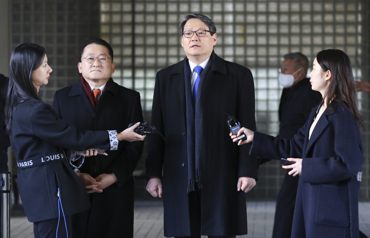 ▲이광철 전 청와대 민정비서관(오른쪽), 차규근 전 법무연수원 연구위원이 15일 오후 서초동 서울중앙지법에서 열린 선고공판을 마치고 나와 취재진의 질문에 답하고 있다. (연합뉴스)