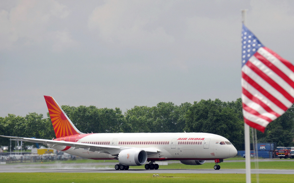 ▲2013년 6월 20일 에어인디아의 보잉 787 기종 비행기가 제50회 파리 에어쇼 중 프랑스 파리 교외의 르부르제공항에서 이륙하고 있다. 르부르제(프랑스)/AFP연합뉴스
