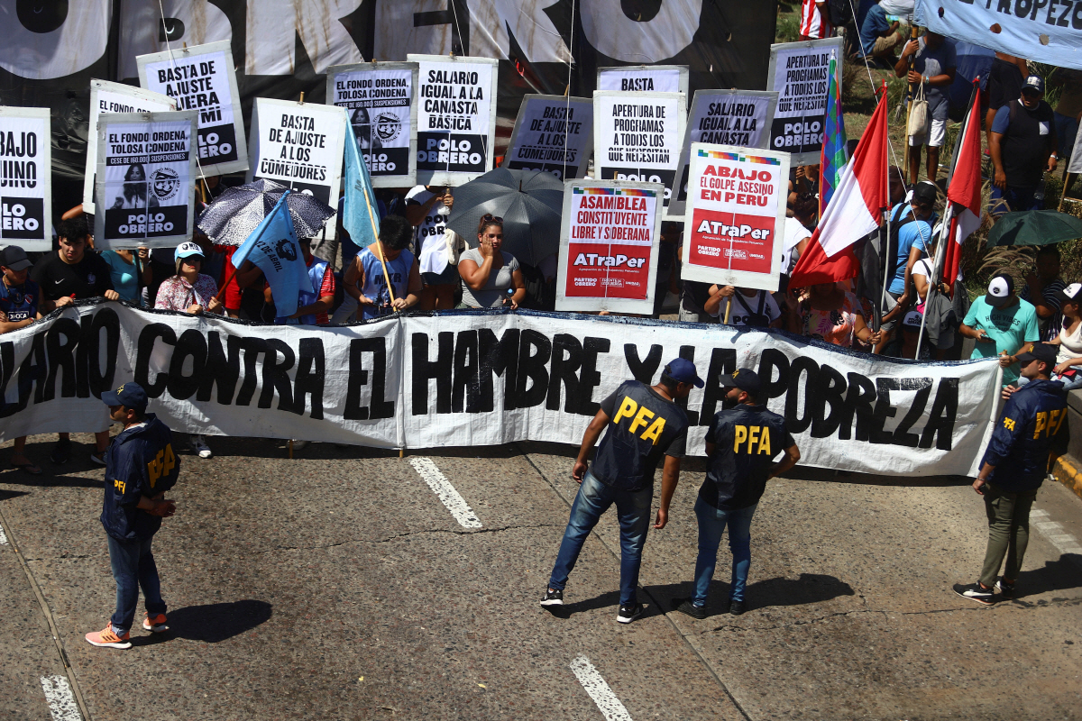 ▲아르헨티나 부에노스아이레스에서 7일 비정규직 노동자들이 반정부 시위를 열고 있다. 부에노스아이레스/로이터연합뉴스