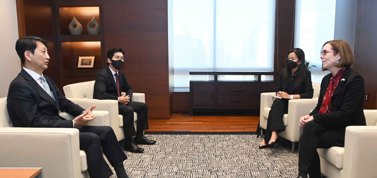 ▲케이트 브라운(맨 오른쪽) 미국 오리건 주지사가 지난해 10월 17일 서울 중구 대한상공회의소에서 안덕근 산업통상자원부 통상교섭본부장과 면담을 갖고, 양국간 첨단산업 협력과 인플레이션 감축법(IRA) 등을 논의하고 있다. 브라운 주지사는 방한 일정 중 국내 반도체 기업을 만나 오리건주가 반도체 투자 최적의 장소라고 역설했다. 사진제공 산업통상자원부