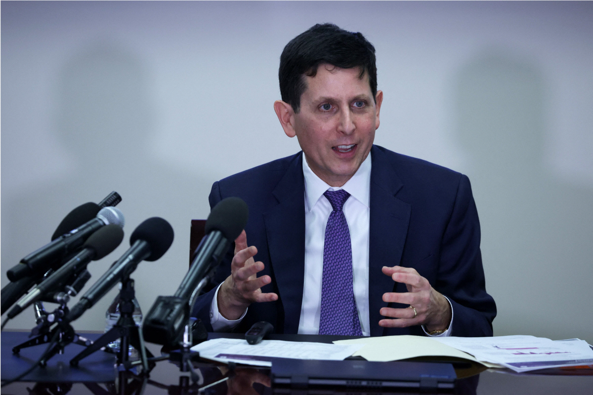 ▲필립 스와겔 미국 의회예산국(CBO) 국장이 15일(현지시간) 기자회견을 하고 있다. 워싱턴D.C./AFP연합뉴스
