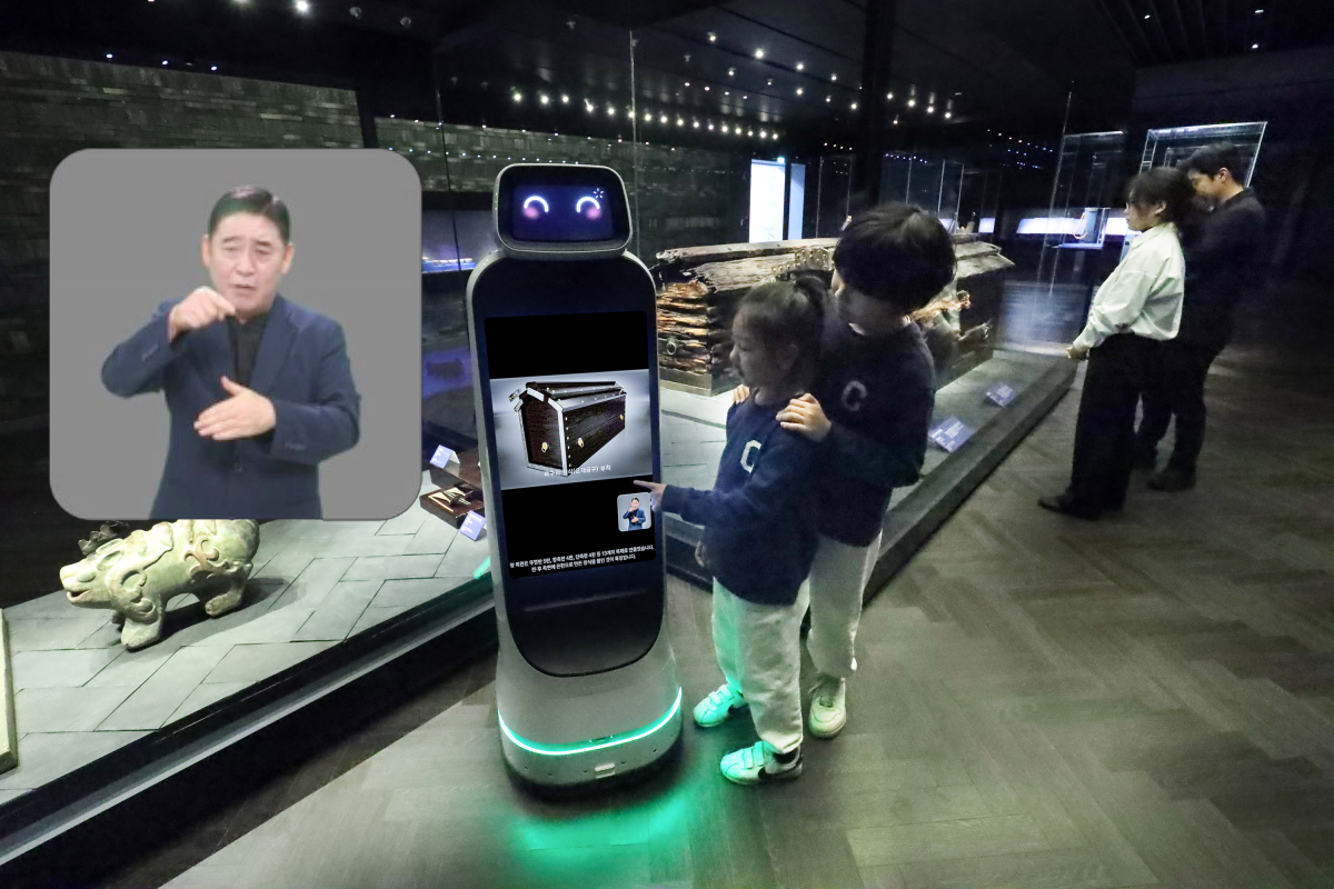 ▲LG전자의 클로이 가이드봇이 국립공주박물관에서 수어 해설을 하고 있다. 좌측 상단은 수어해설 이해를 돕기 위한 합성 이미지. (사진제공=LG전자)