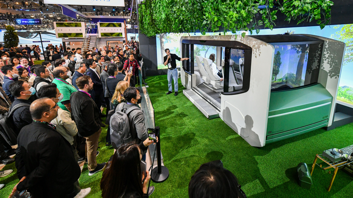 ▲지난 1월 미국 라스베이거스에서 열린 CES 2023에서 관람객들이 현대모비스의 유망 특허 기술들이 탑재된 미래형 콘셉트카 엠비전 시리즈를 체험하고 있는 모습 (사진제공=현대모비스)