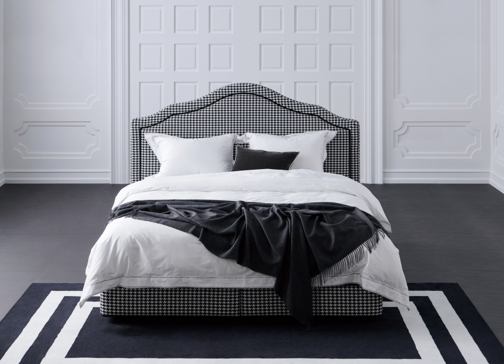 ▲하운드투스 체크 패턴이 적용된 프레임 신제품 ‘아를라’. (사진제공=시몬스 침대 )