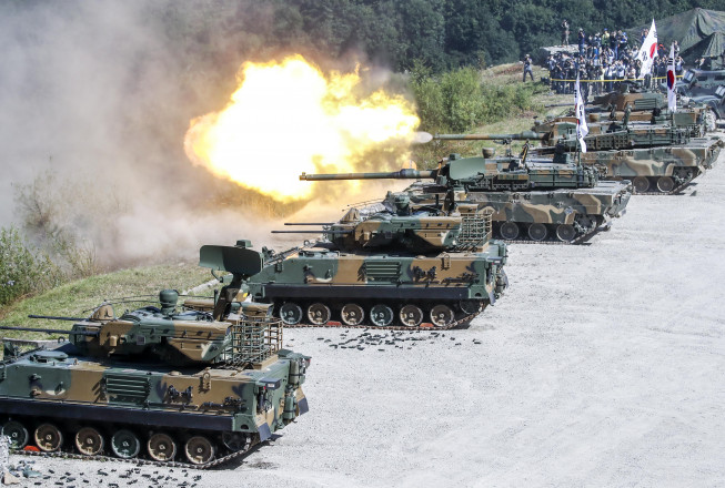 ▲대한민국방위산업전 2022(DX KOREA 2022)의 일환으로 2022년 9월 경기 포천시 승진과학화훈련장에서 열린 육군 기동화력시범에서 K2 전차가 기동시범을 하고 있다. (뉴시스)