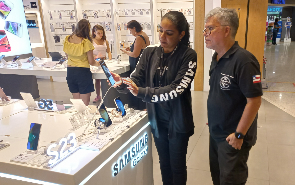 ▲15일(현지시간) 브라질 상파울로 위치한 삼성 익스피리언스 스토어에서 현지 소비들이 갤럭시 S23의 혁신기능을 체험하고 있다. (사진제공=삼성전자)