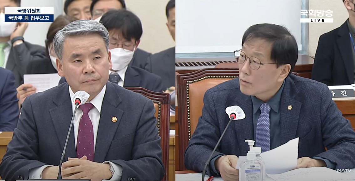 ▲이종섭 국방부장관이 17일 국회 국방위원회에서 고 변희수 하사에 대한 순직 재심사 지휘 방침을 묻는 윤후덕 더불어민주당 의원 질의에 답하고 있다. (국회방송 캡쳐)