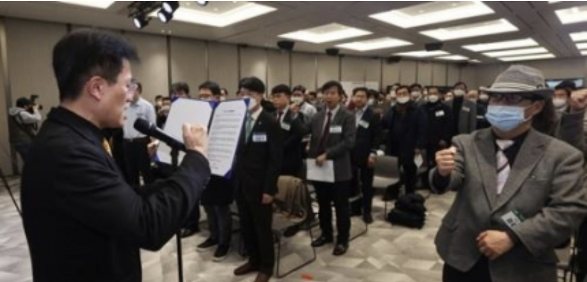 ▲18일 오후 서울 용산구 대한의사협회(의협)에서 의협 회원들이 임시대의원 총회 중 투쟁 선포식을 열고 구호를 외치고 있다. (연합뉴스)