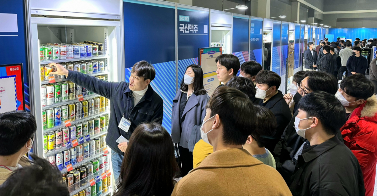 ▲서울 양재동 at센터에서 진행되는 'GS25 상품 트렌드 전시회 2023' 리허설에서 MD가 직원들에게 상품을 소개하고 있다. (사진제공=GS리테일)