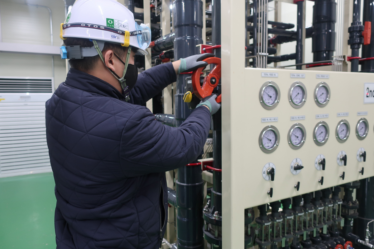 ▲한국수자원공사 직원이 실증 플랜트 3층에서 CEDI(전기 탈이온) 장비를 살펴보고 있다.  (사진제공=SK실트론)