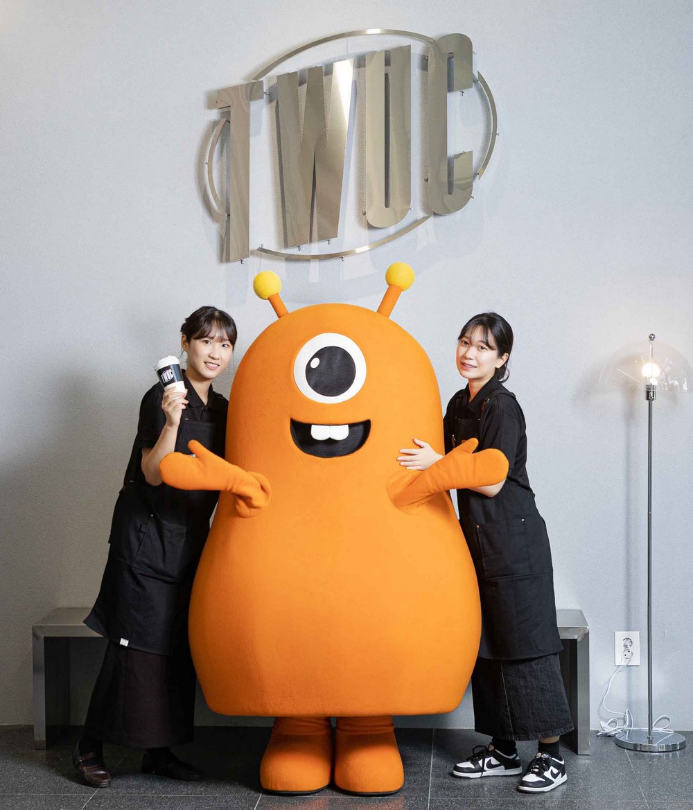 ▲서울 강남구 가로수길 티몬 본사 1층 카페 ‘TWUC’에서 티몬 소속의 복지사들과 티몬 캐릭터가 포즈를 취하고 있다. (사진제공=티몬)