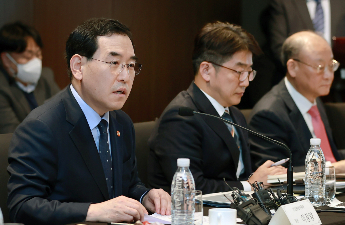 ▲이창양 산업통상자원부 장관이 16일 서울 동대문구 JW메리어트호텔에서 '철강산업 발전 원탁회의'를 주재하고 있다. (사진제공=산업통상자원부)