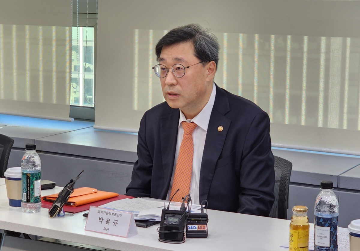 ▲박윤규 과학기술정보통신부 제2차관이 통신시장 경쟁촉진 정책방안 TF 회의에 참석해 모두발언을 하고 있다.  (조성준 기자 tiatio@)