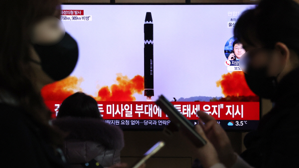▲19일 서울역 대합실 TV에 북한 ICBM 발사 관련 뉴스가 나오고 있다. 조선중앙통신은 북한이 전날 오후 대륙간탄도미사일(ICBM) '화성-15형'을 동원해 기습발사 훈련을 했다고 19일 밝혔다. (연합뉴스)
