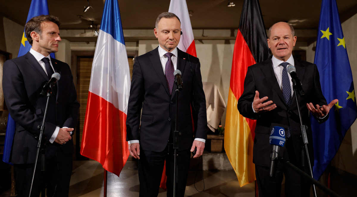 ▲(왼쪽부터) 에마뉘엘 마크롱 프랑스 대통령, 안제이 두다 폴란드 대통령, 올라프 숄츠 독일 총리가 17일(현지시간) 뮌헨 안보회의 후 성명 발표를 하고 있다. 뮌헨(독일)/AFP연합뉴스 
