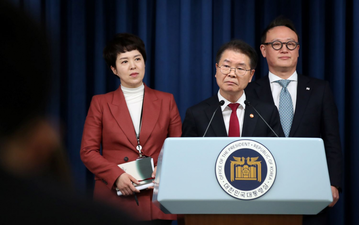 ▲이정식 고용노동부 장관이 20일 서울 용산 대통령실 청사에서 윤석열 대통령에게 보고한 노조 회계 투명성 관련 내용을 브리핑 하고 있다. (뉴시스)