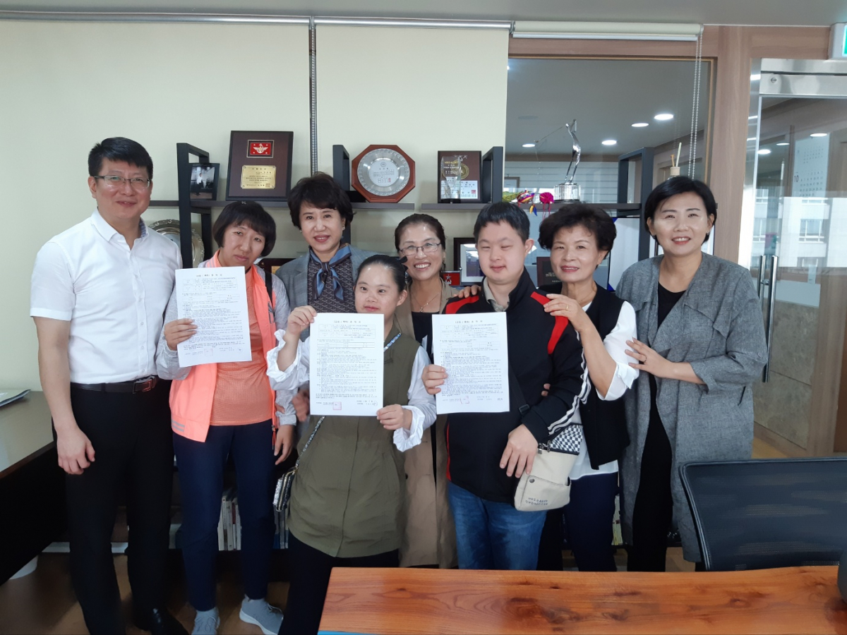 ▲고용계약 체결 후 업체 관계자와_발달장애인,_직무지원인이_기념촬영을 하고 있다. (사진제공=강서구)