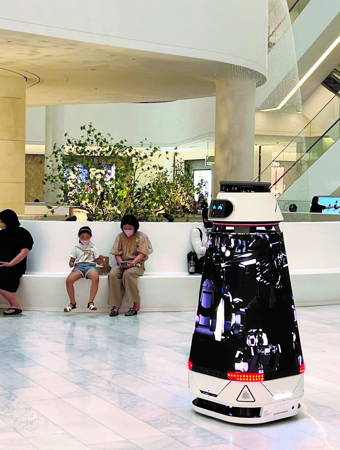 ▲MWC 2023 SKT 부스에서 공개할 개방형 로보틱스 플랫폼 ‘에어패스(AirPath®)’가 적용된 상용 로봇. (사진제공=SK텔레콤)