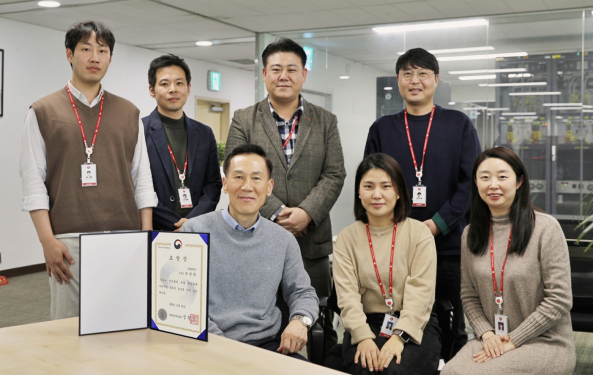 ▲표창을 수상한 롯데제과 최명림 글로벌사업본부장과 캔햄 수출을 담당하는 글로벌푸드팀 (사진제공=롯데제과)