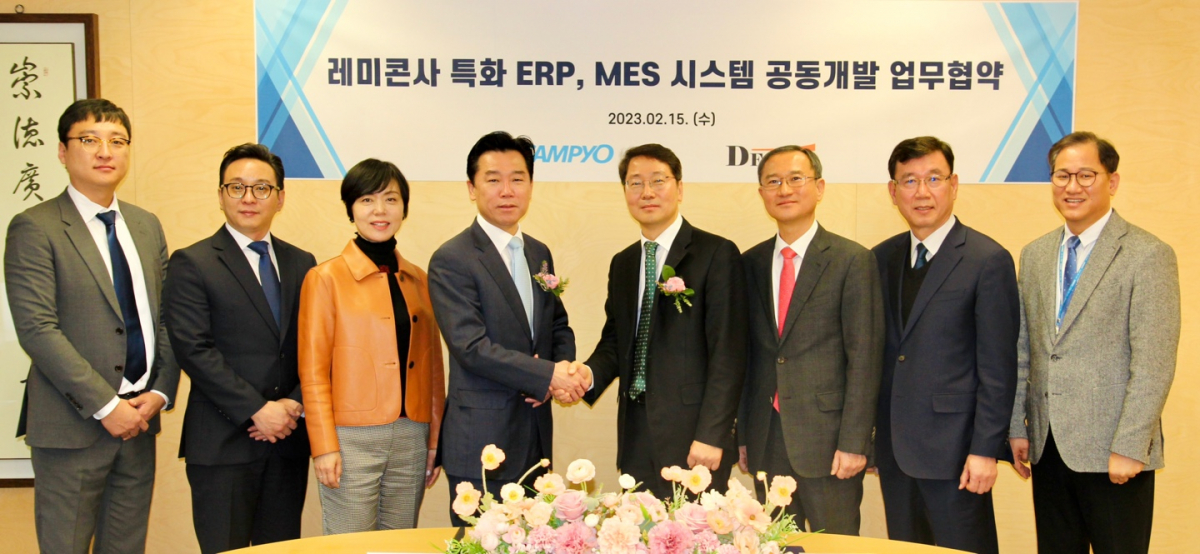 ▲이경태 삼표그룹 경영관리 본부장(왼쪽에서 네 번째)과 선은두 디포커스 대표(오른쪽에서 네 번째)가 지난 15일 삼표그룹 본사 대회의실에서 열린 '레미콘 특화 ERP, MES 시스템 공동개발 업무 협약식'에서 기념사진 촬영을 하고 있다. (사진제공=삼표그룹)