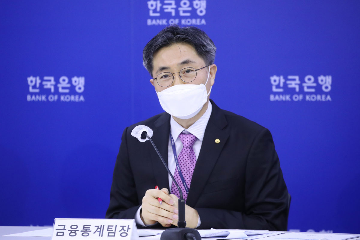▲박창현 한국은행 금융통계팀장이 21일 오전 서울 중구 한국은행에서 2022년 4/4분기 가계신용(잠정)의 주요 특징을 설명하고 있다. (사진제공=한국은행)