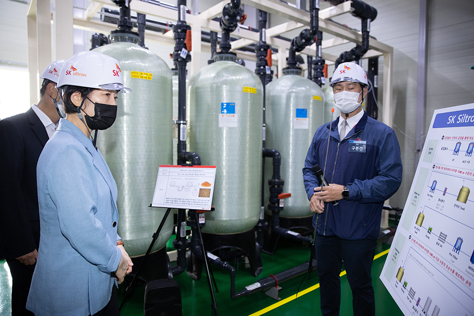 ▲한화진 환경부 장관이 지난달 26일 오후 경북 구미시 소재 SK실트론을 방문하여 반도체 웨이퍼 제조용 초순수 생산 국산화를 위한 실증플랜트 구축현황을 점검하고 있다. (사진제공=환경부)