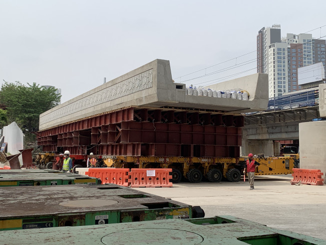 ▲중량물 운송에 사용되는 SPMT를 이용해 초중량 교량 및 파이프를 운송하고 있다. (사진제공=한진)