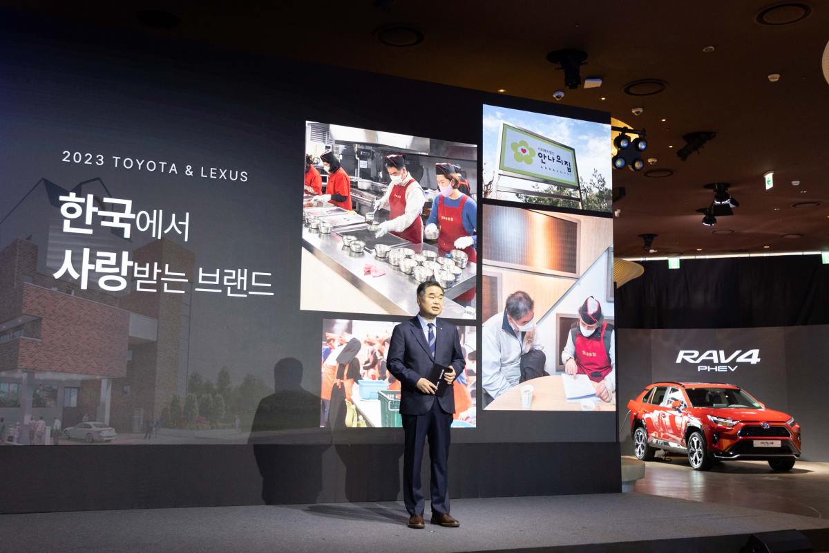 ▲콘야마 미나부 한국토요타자동차 사장이 21일 열린 ‘2023 기자간담회 및 RAV4 플러그인하이브리드 런칭’ 행사에서 발언하고 있다 (사진제공=한국토요타자동차)